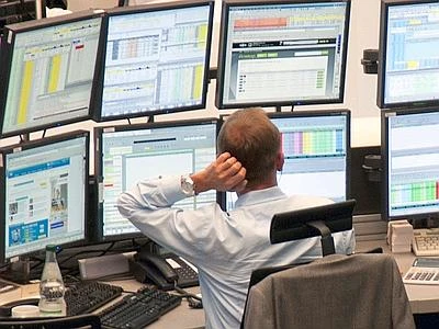 Borse europee in rosso, vola lo spread. Mutui, erogazioni crollano del 47