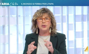 L'aria che tira, Mirella Serri: "Meloni usa la morte del Papa", l'attacco è un caso