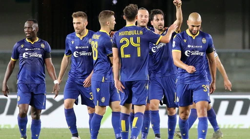 Serie A, il Verona stende il Cagliari e vede l'Europa: tutto nel primo tempo, decisive due espulsioni