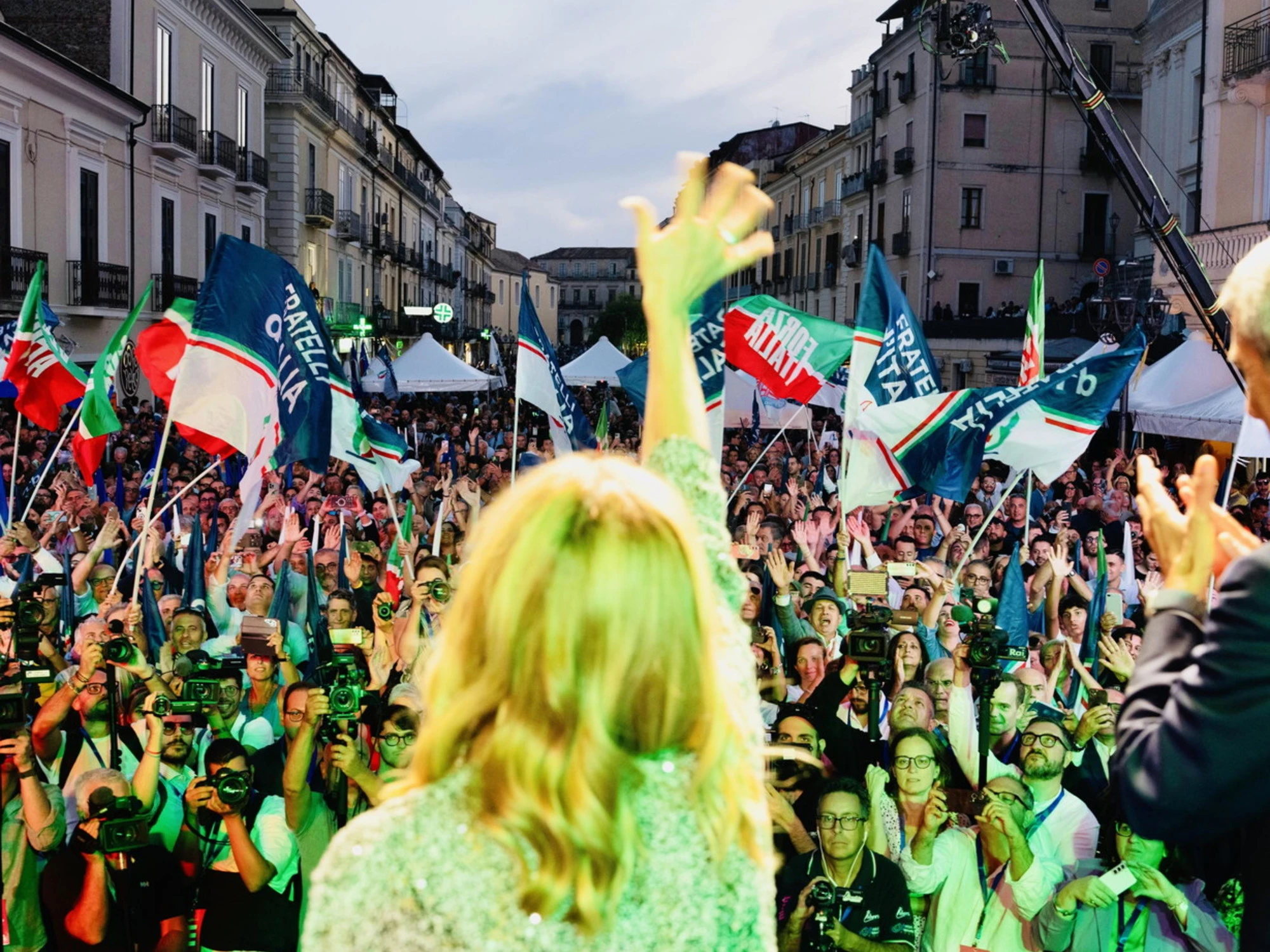 Sondaggio supermedia, FdI in orbita e altra "legnata" alla sinistra: le cifre