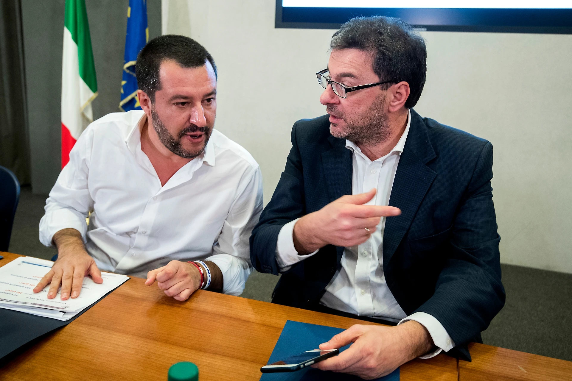 Giancarlo Giorgetti, l'accusa pesantissima del M5s: c'è il vice di Matteo Salvini dietro il complotto in aula
