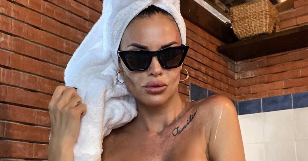 Antonella Mosetti, "non ci stanno dentro": taglia troppo piccola, pizzicata così a 44 anni. Oltre la censura