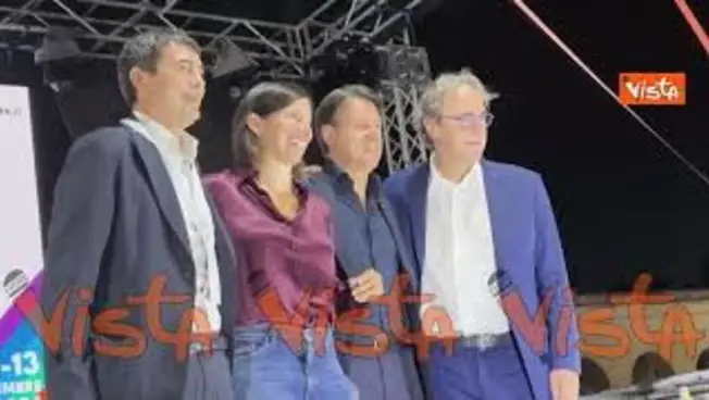 Leggi l'articolo: Schlein scherza coi fotografi alla Festa Nazionale di Avs: A sinistra? Sempre