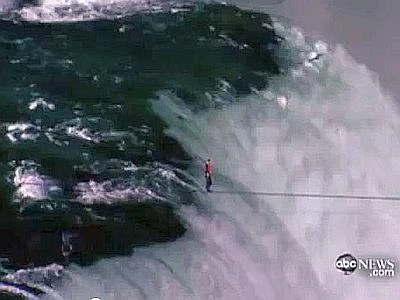 Funambolo da record: attraversa le cascate del Niagara su un filo