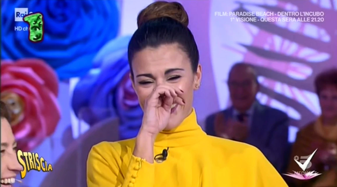Striscia la Notizia, cacca in studio a Detto Fatto: Bianca Guaccero in lacrime dal ridere