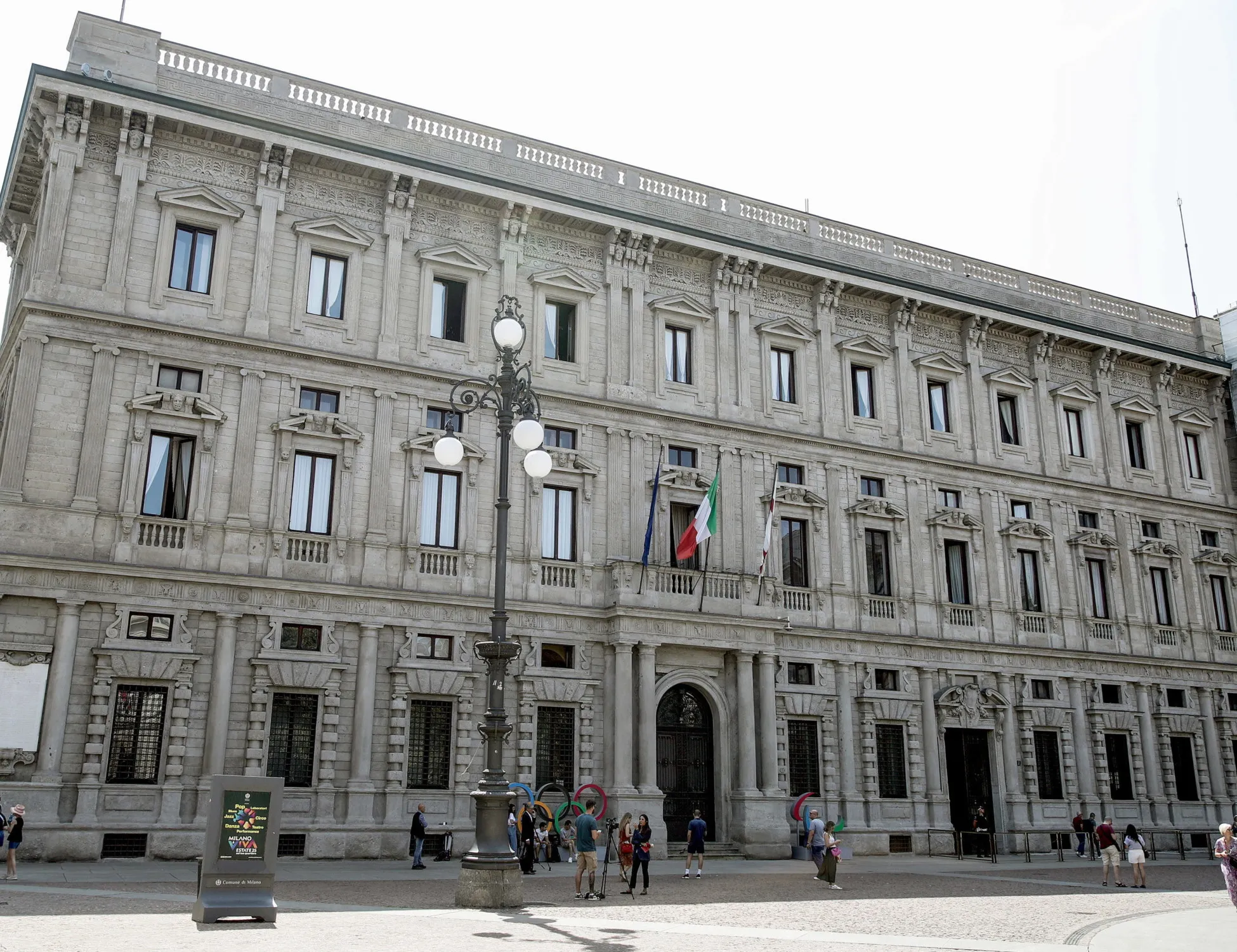 Lutto cittadino, ma in Comune se ne infischiano...