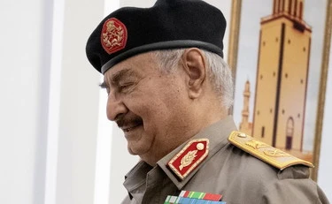 La sinistra tifa per il generale Haftar pur di infangare l'Italia e Piantedosi