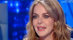 Claudia Gerini a cuore aperto: "Così Simon mi ha conquistata"