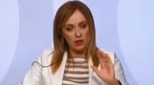 Giorgia Meloni con stampelle e gesso, la foto che preoccupa i sostenitori: "Cos'è successo?"