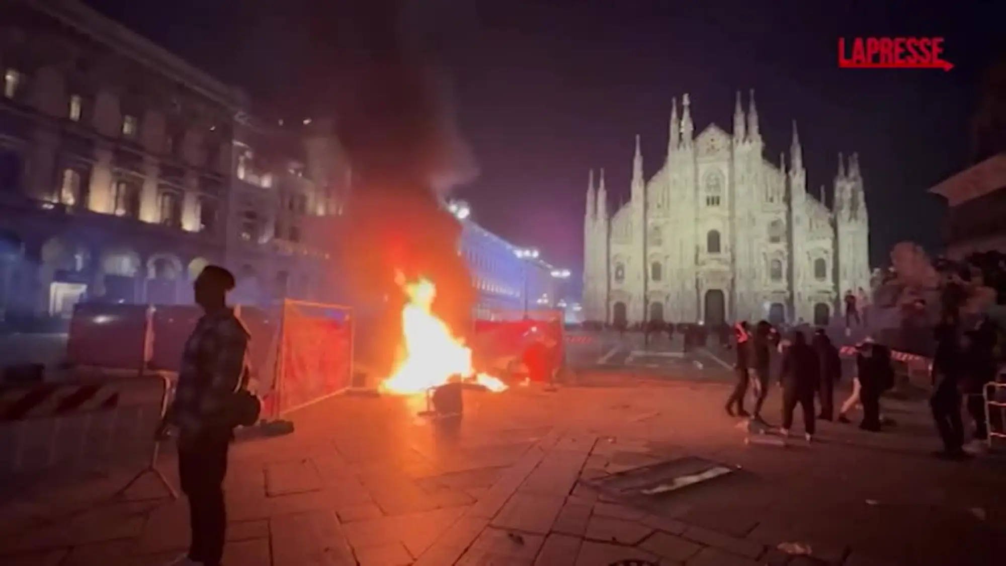 Milano, il corteo contro il carovita si trasforma in un incendio in piazza Duomo