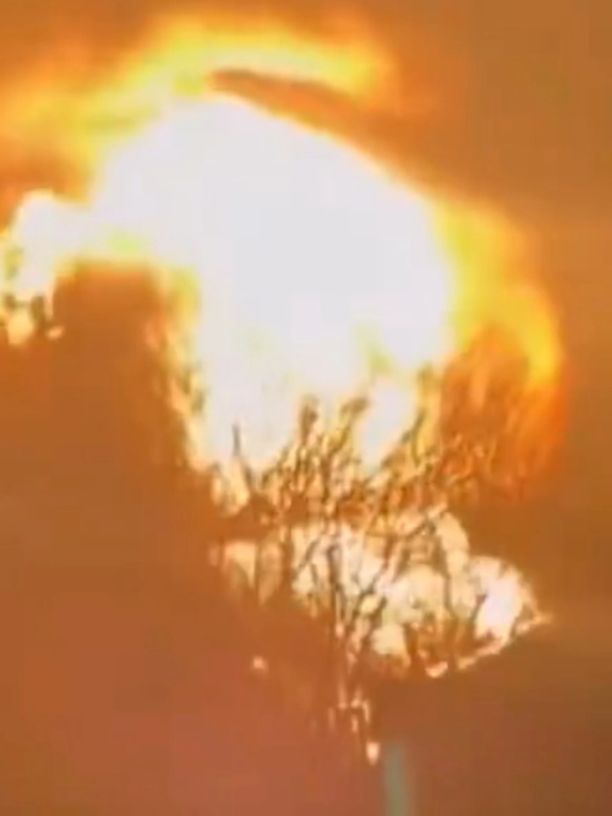 Heathrow, incendio allo scalo londinese: chiuso fino a mezzanotte. Traffico aereo nel caos