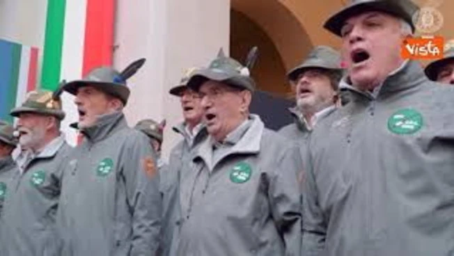 Coro alpini canta Inno Mameli a Palazzo Chigi, dopo "L'Italia chiamò" anche Meloni grida "Sì"