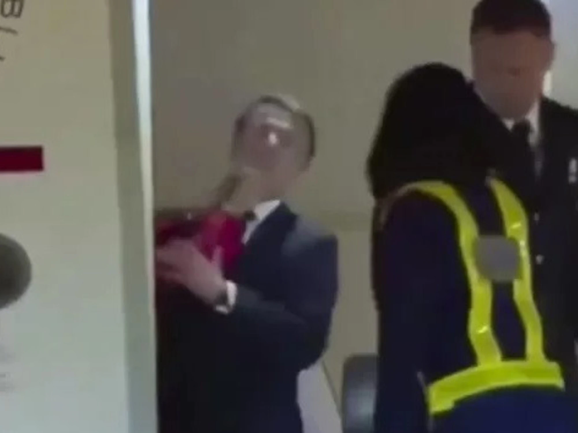 Brigitte a Macron: "Stai lontano, perdente". Parla l'esperto di labiale