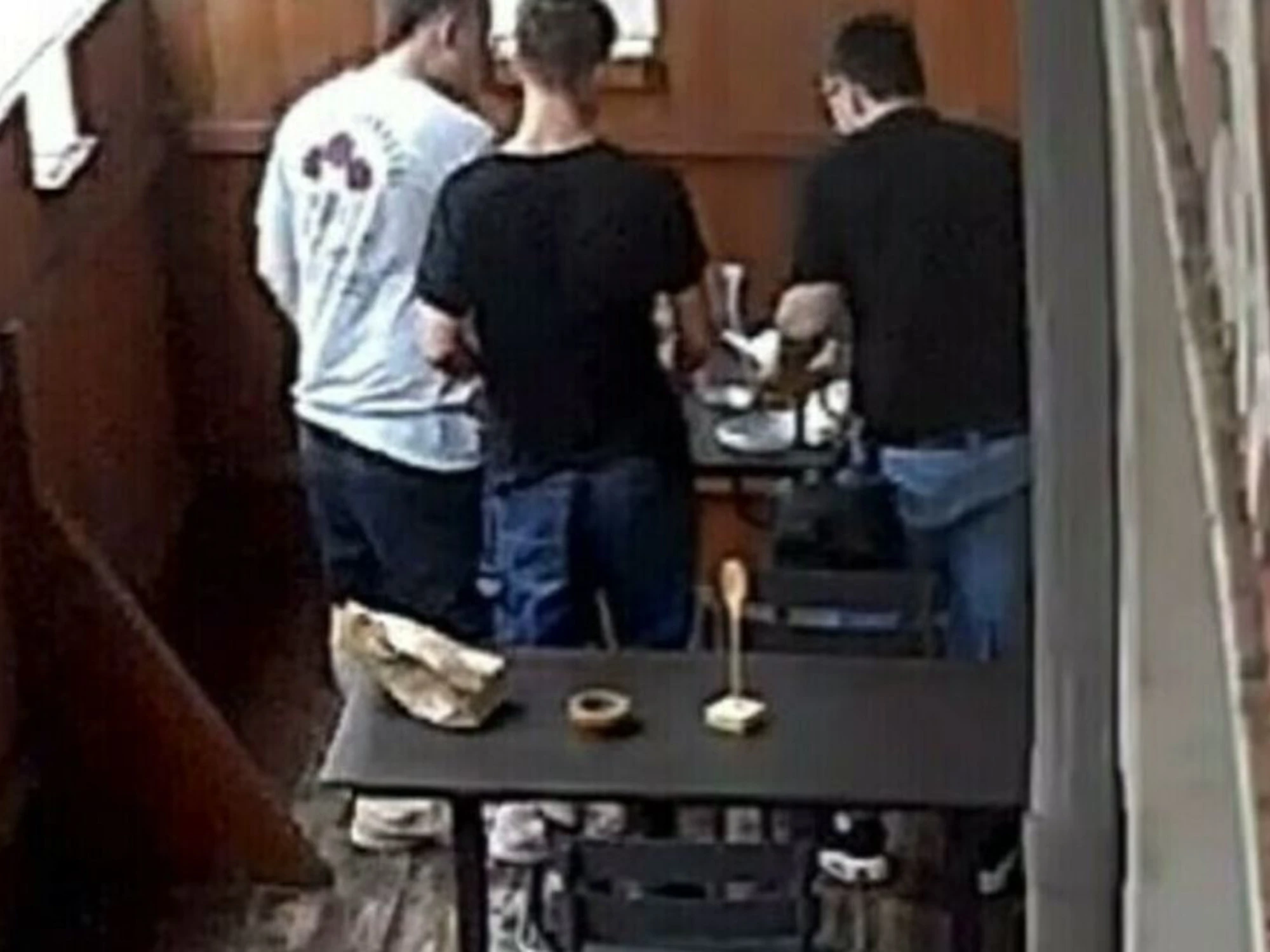 Chiedono da mangiare ma il locale sta chiudendo: il gesto da applausi
