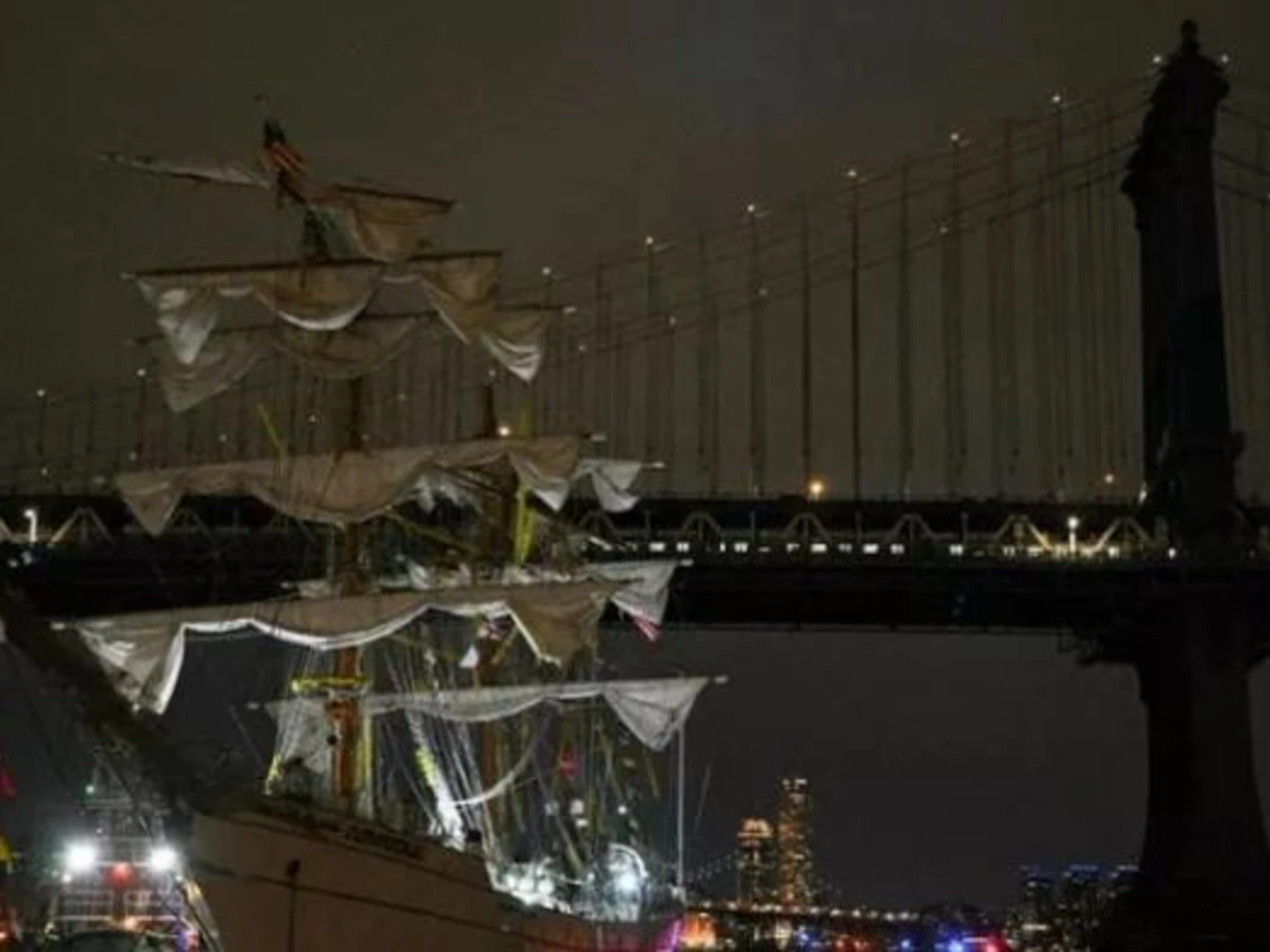 Nave urta il ponte di Brooklyn: morti e feriti a New York