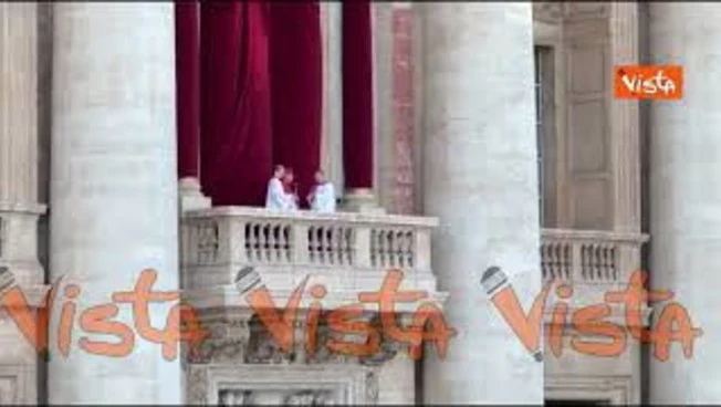 “Habemus Papam”, l'annuncio del Cardinal Mamberti da balcone San Pietro: È Robert Francis Prevost