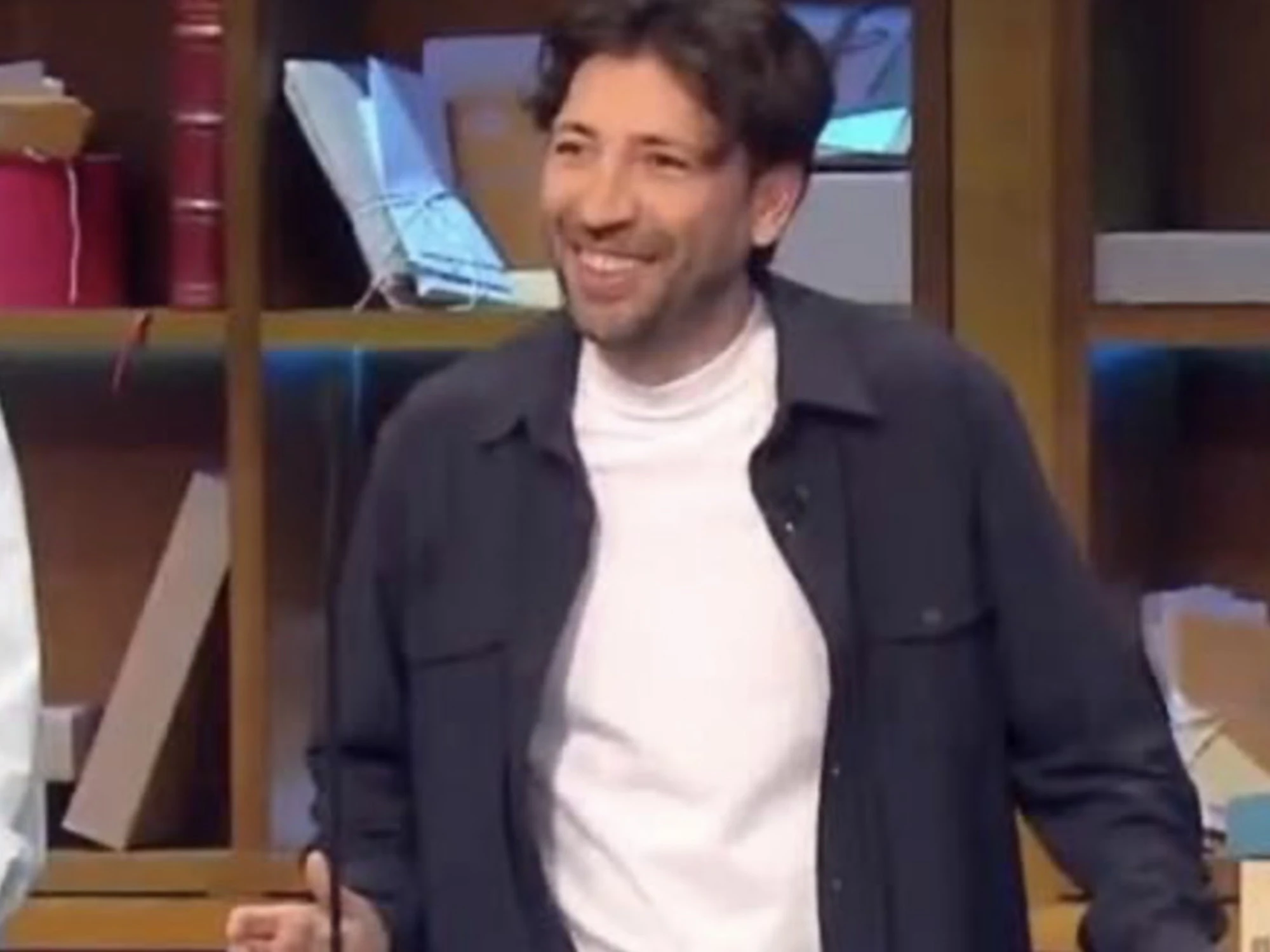 Affari Tuoi, Herbert Ballerina col "portafoglie" davanti alle gemelle: deliro in studio