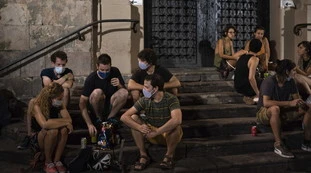 Giuseppe Conte e il coronavirus, boomerang discoteche: "Rave party e feste private abusive", così aumenta il contagio