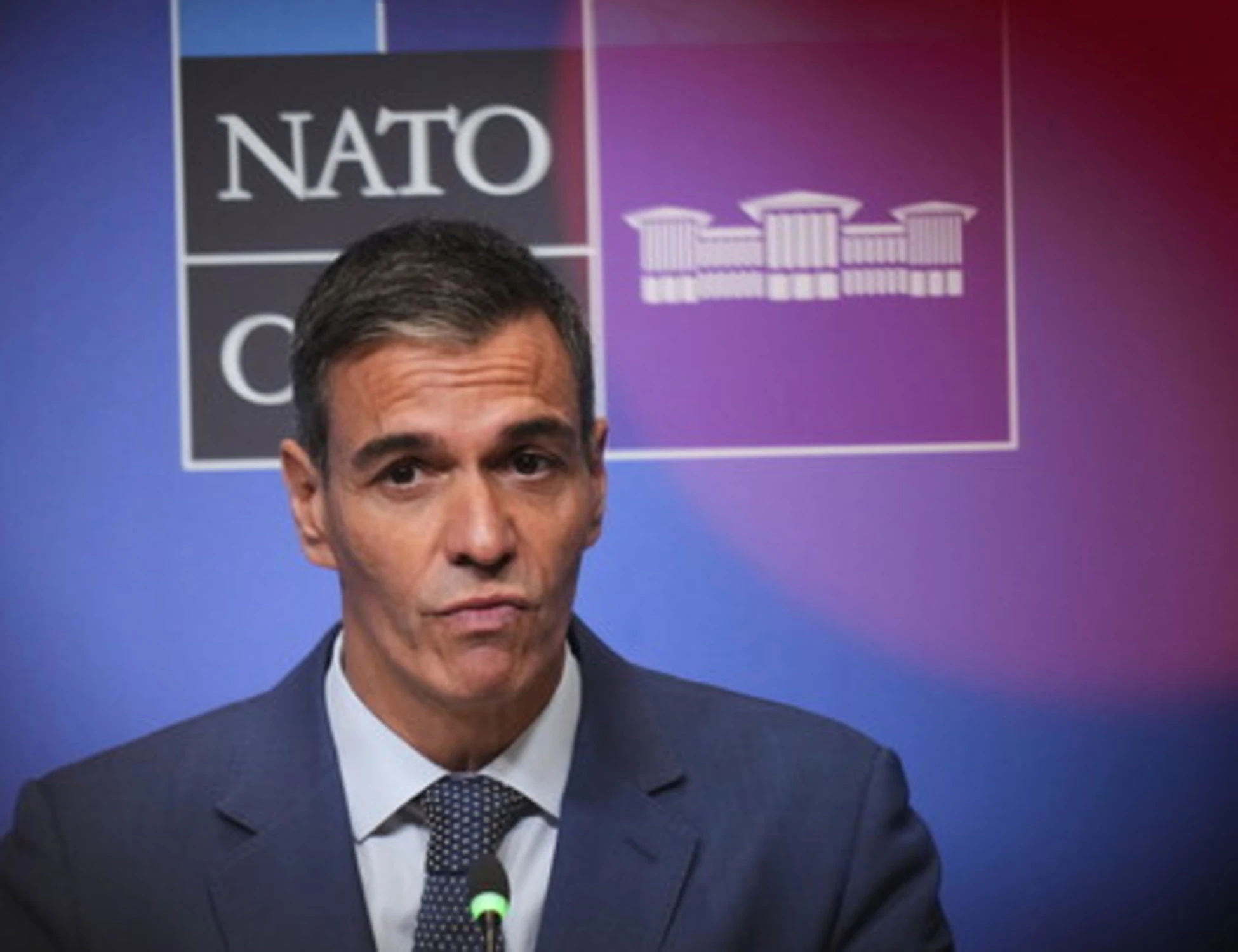 Sanchez, la vergogna: l'aereo porta aiuti per il terremoto, la Spagna chiude il cielo