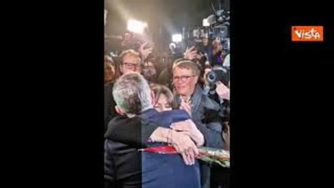 Eletto a Parigi il sindaco socialista Emmanuel Gregoire, la festa con l'uscente Anne Hidalgo