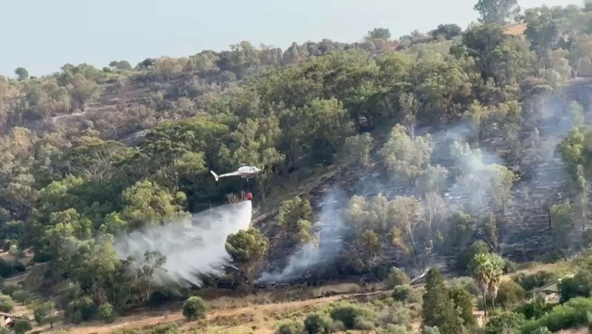 Incendi nel Nisseno, elicotteri della Forestale in azione per spegnere le fiamme