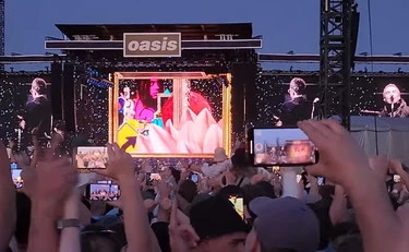 Oasis, clamoroso: il fratello maggiore di Liam e Noel accusato di stupro
