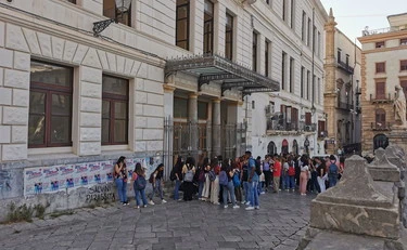Gela, martellate in testa a ricreazione: orrore del 15enne, sangue a scuola
