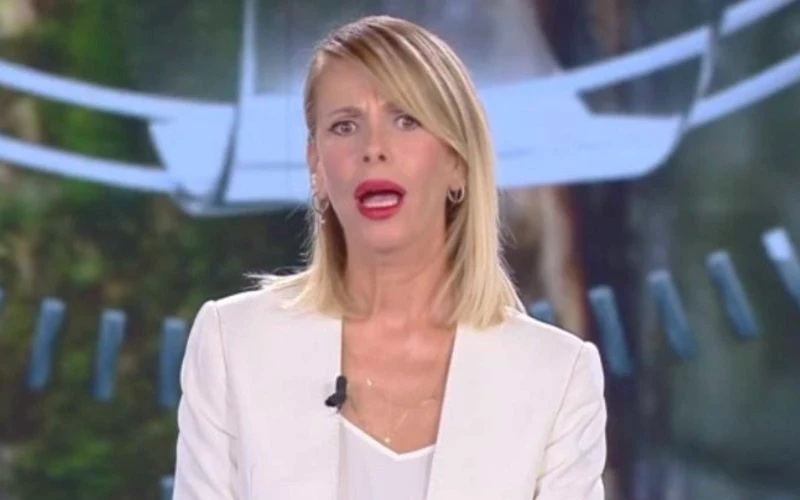 Isola dei famosi, l'ex concorrente condannato per truffa: 6 mesi per reclusione più stangata economica