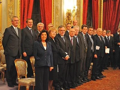 Governo Monti, ultimo giorno di lavoro: ministri tra scatoloni e foto ricordo