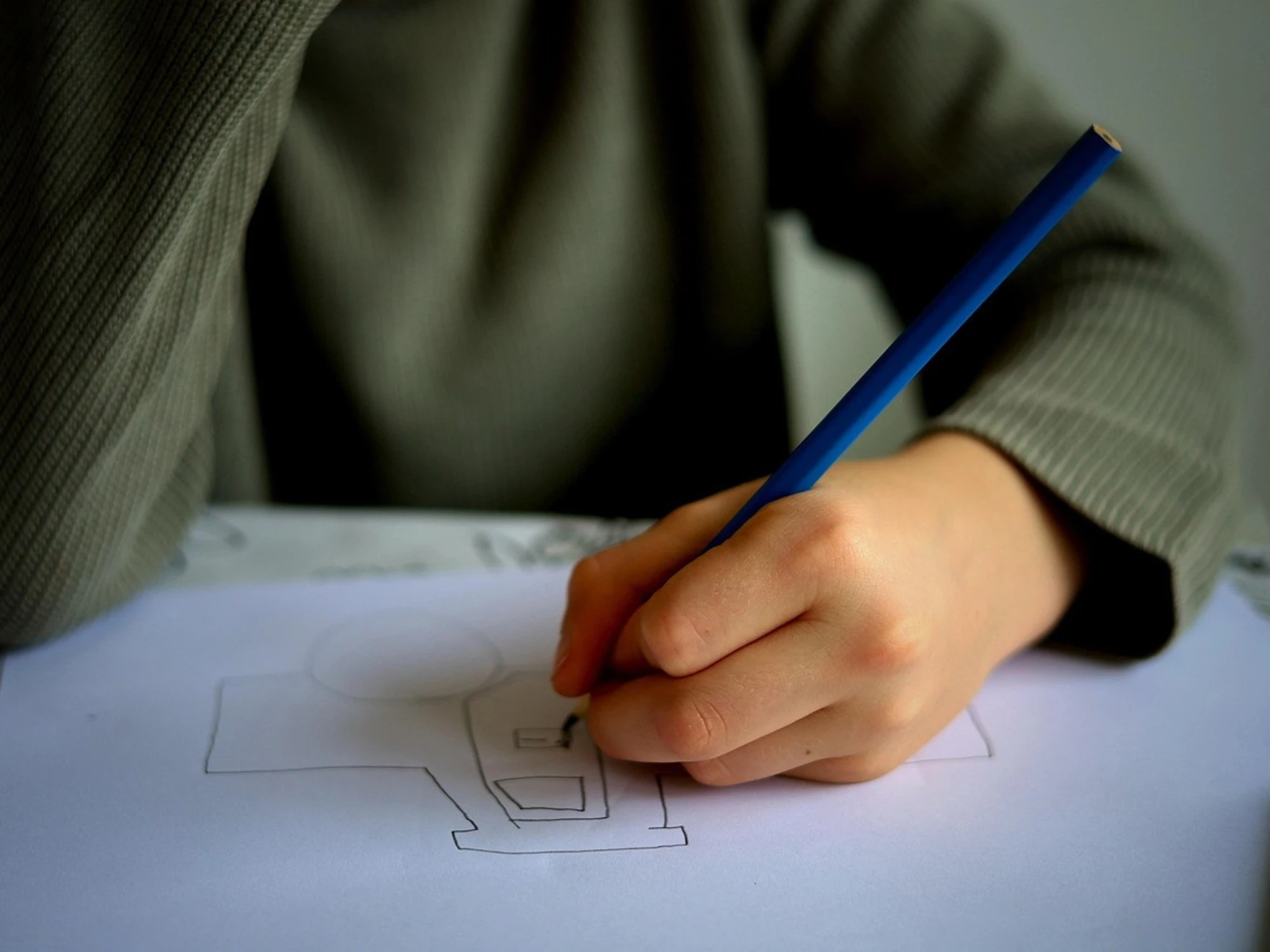 Il prof tira un “coppino” all’alunno indisciplinato. Ed esplode lo scandalo