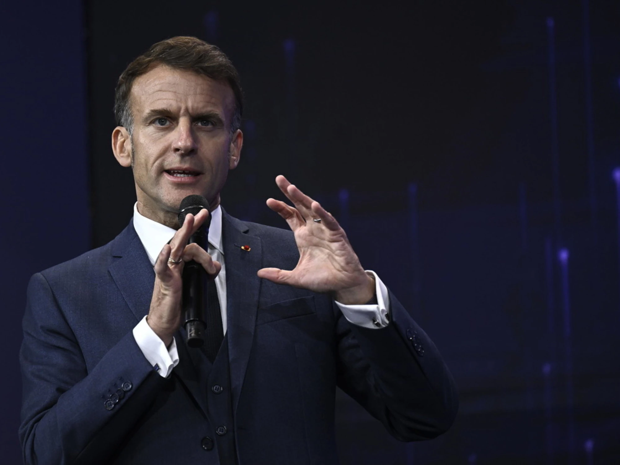 Emmanuel Macron, un terremoto: fa affari di nascosto con Putin