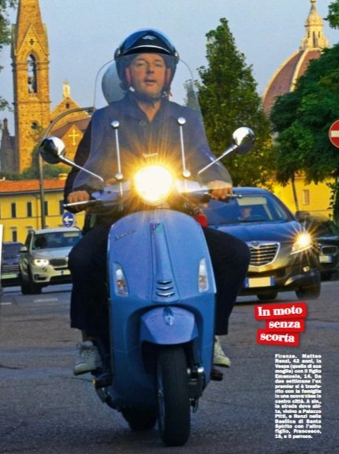 Matteo Renzi in scooter a Firenze senza scorta: su "Chi", operazione simpatia