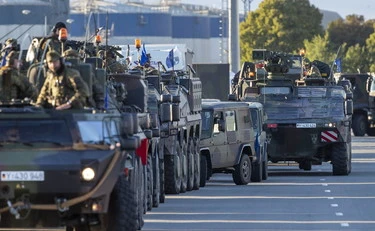 Iran, la diretta. La Nato avverte: "Forze armate vigili, pronte alla difesa”