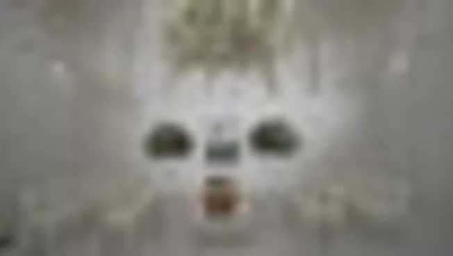 La camera ardente di Valentino: "Total white" e gli amati carlini