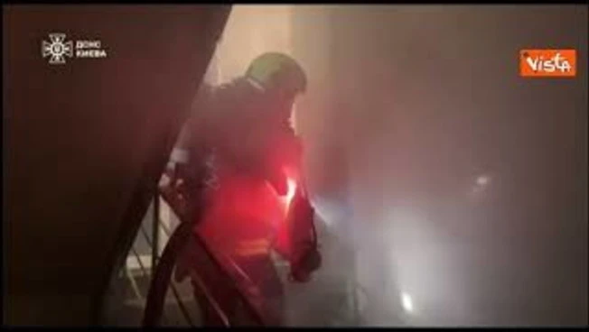 Attacco a Kiev, edifici sventrati e vittime civili. La popolazione costretta nei rifugi