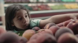 Esselunga, lo spot scatena il delirio: "Questa pesca da mamma? Stanno con la Meloni"