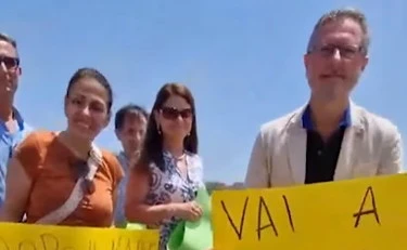 Referendum, blitz della sinistra in spiaggia: "Prima votare, poi mare"