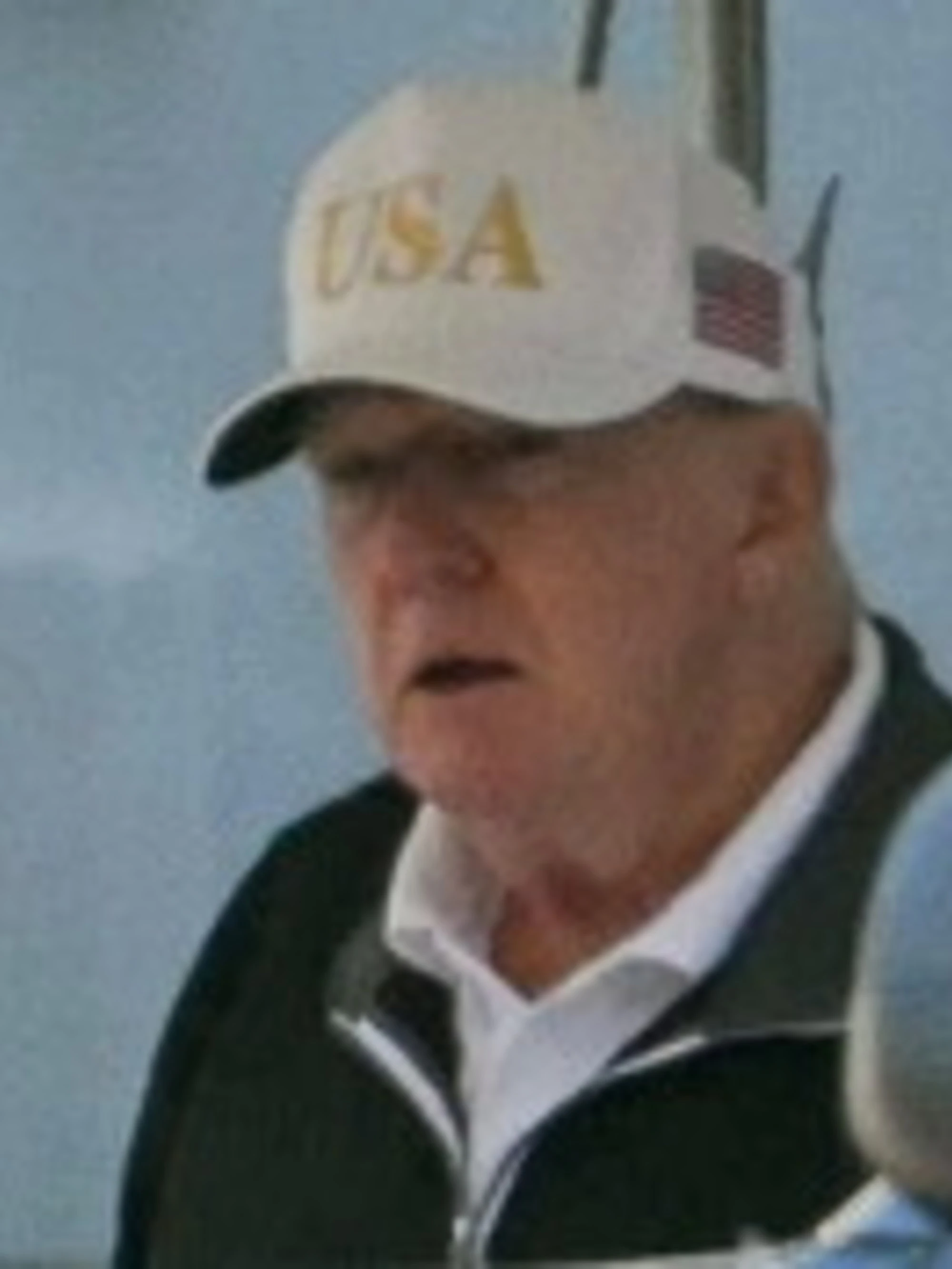 Donald Trump, la foto del volto scatena il delirio: "A breve l'annuncio"