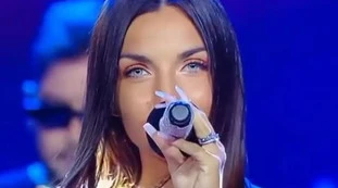 Elettra Lamborghini, disastro in diretta sul palco. Giù tutto, imbarazzo: "Ma che c***"