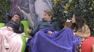 Grande Fratello Vip, massacro per Valeria Marini: Sossio-Patrick-Teresanna, roba pesantissima