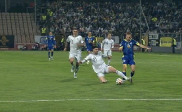 Bosnia-Italia, espulso Alessandro Bastoni: l'errore che può costare il Mondiale