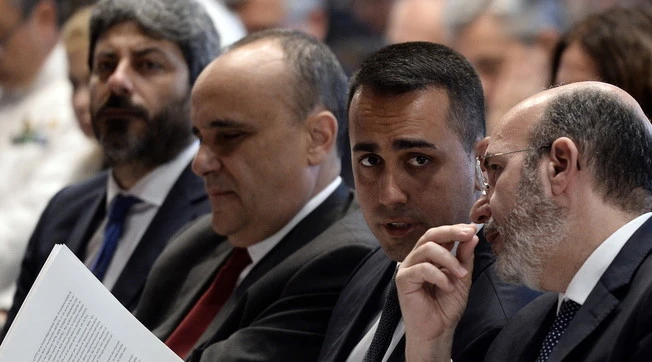 Vito Crimi, "voto vincolante": il M5s verso la scissione? Chi non appoggia Mario Draghi rischia l'espulsione