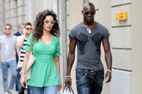 Balotelli: "Torno con Raffaella". Ma lei nega