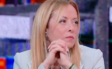 Covid, Meloni contro Conte: "Emergono fatti incredibili". E il grillino apre all'audizione