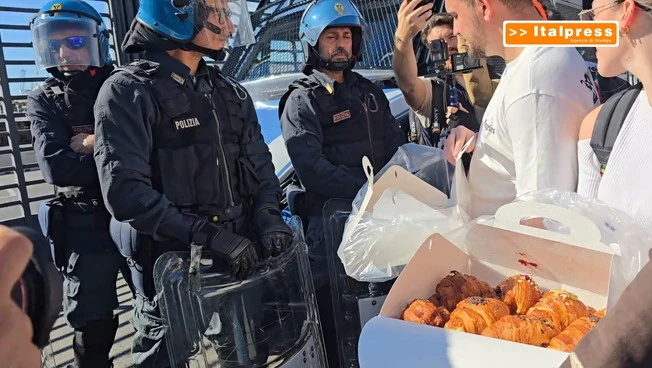 Sciopero generale, al corteo di Napoli giovani offrono dolci a forze dell'ordine