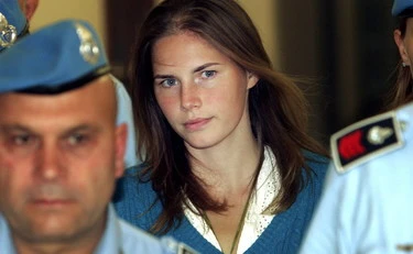 Amanda Knox e la stand-up comedy sull'omicidio di Meredith, Stephanie Kercher: "E se fosse successo a tua sorella?"