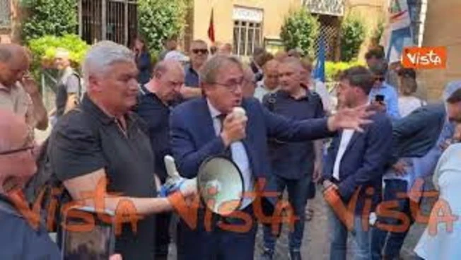 https://media.liberoquotidiano.it/ZOyZ1t4EnTaC6h4zBPUIq4TgHlN9xxjYLLJeLSNV2lU/width:800/quality:90/aW1hZ2VzLzIwMjYvMDYvMjMvMTI0ODEzNDg2LTJiNjA1NmFlLWQxMzUtNDIwZS05ZTVmLTU1ZDg3ZjUwYzJkNi5qcGc.webp