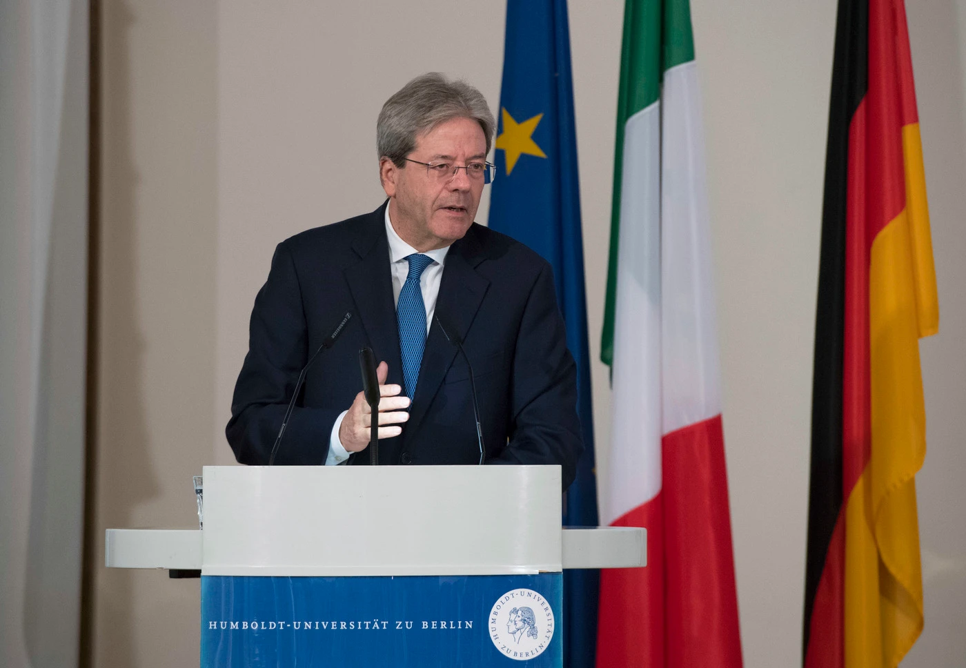 Paolo Gentiloni, la più grande umiliazione a Berlino: perché la Merkel non l'ha neanche ricevuto