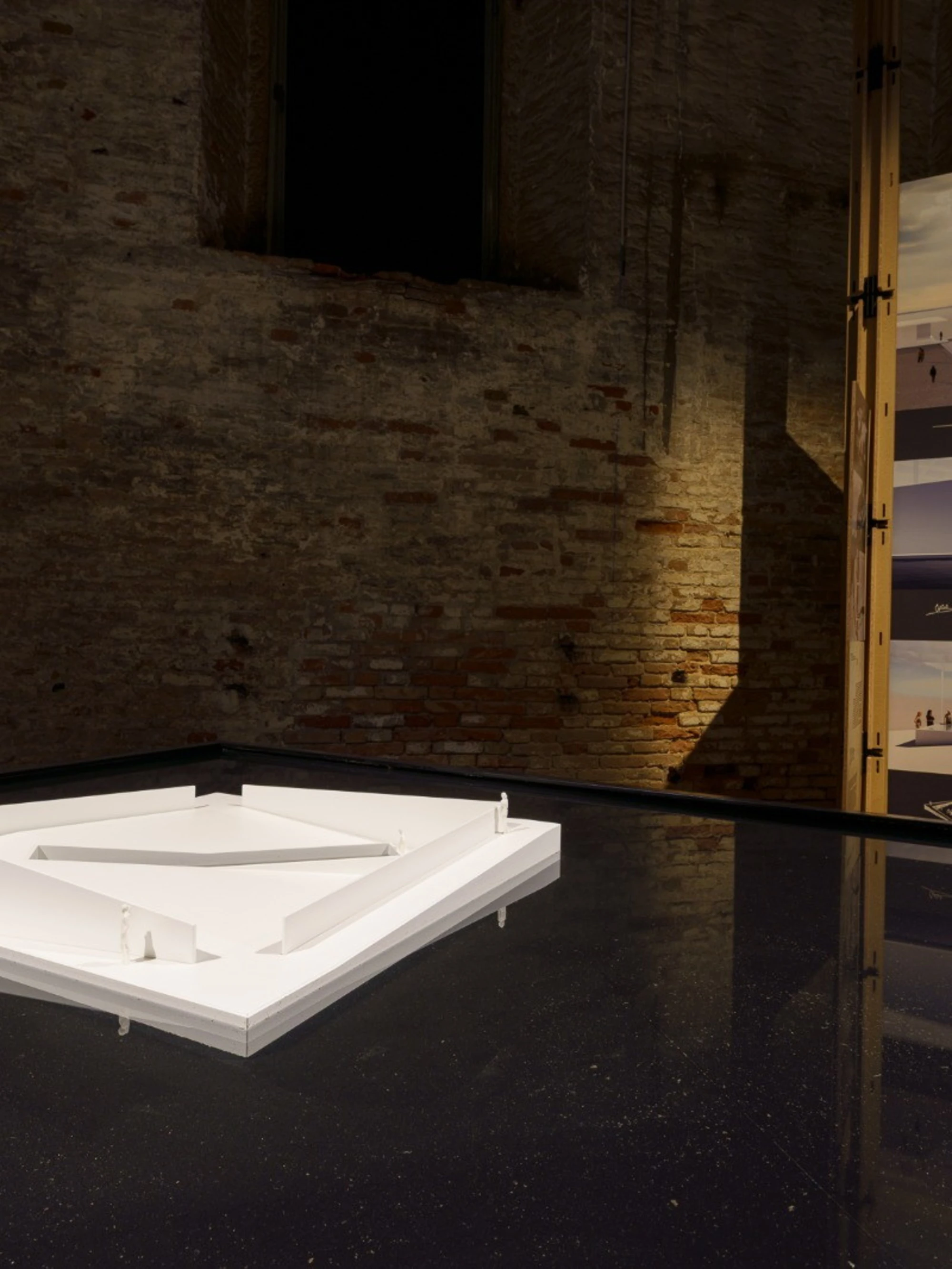 AquaPraça: progetto speciale alla Biennale Architettura 2025 attualmente ormeggiato all’Arsenale di Venezia e aperto al pubblico