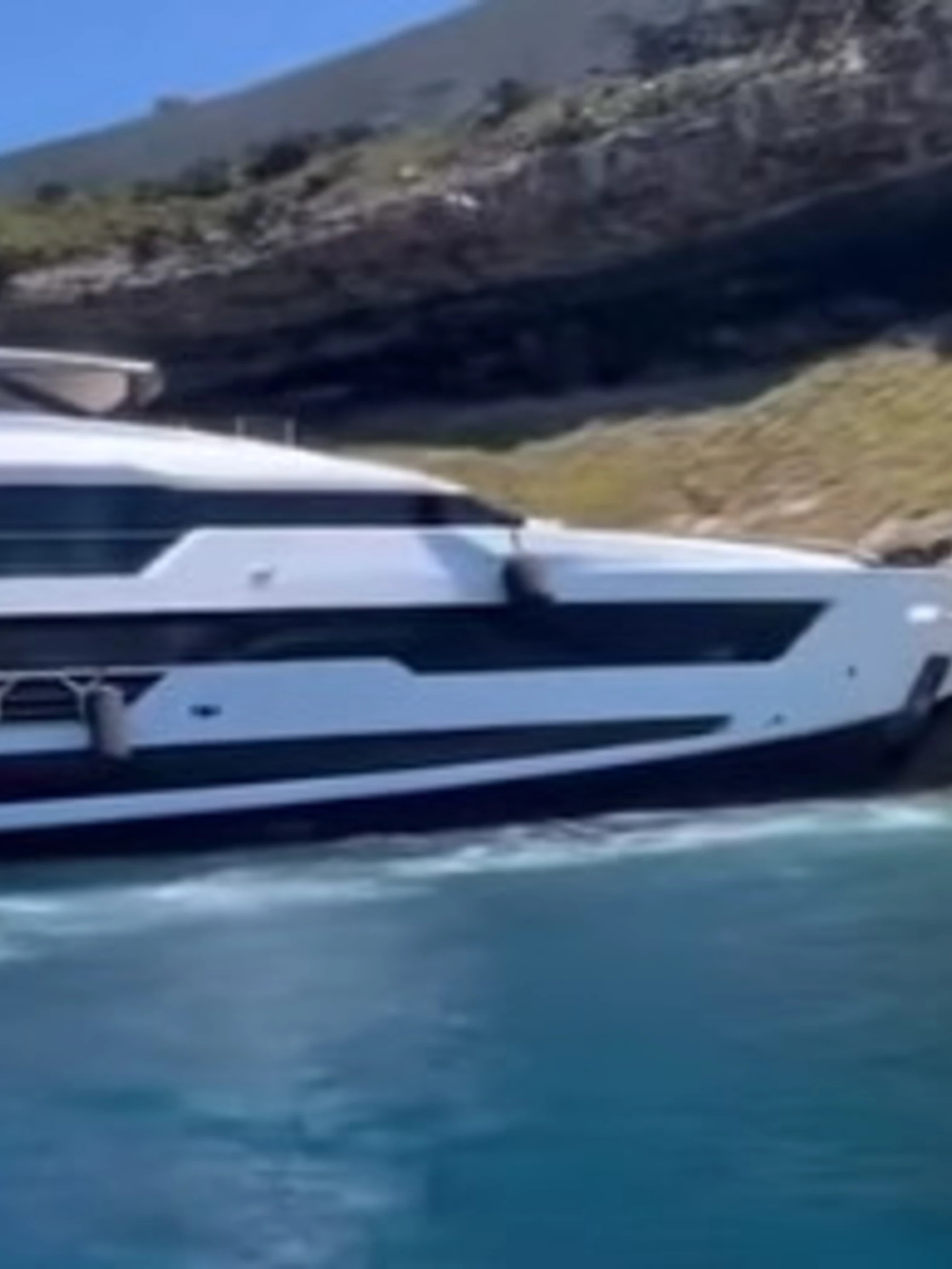 Bonifacio, yacht di 43 metri si arena: il video